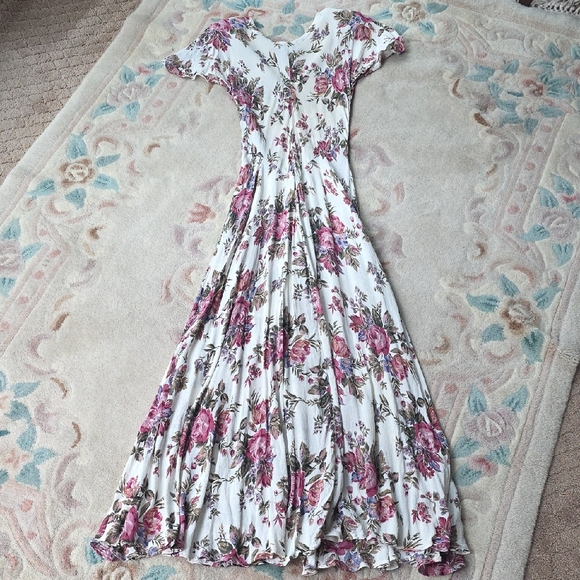 Chic Floral Maxi Dress in White and Pink - Picture 4 of 4